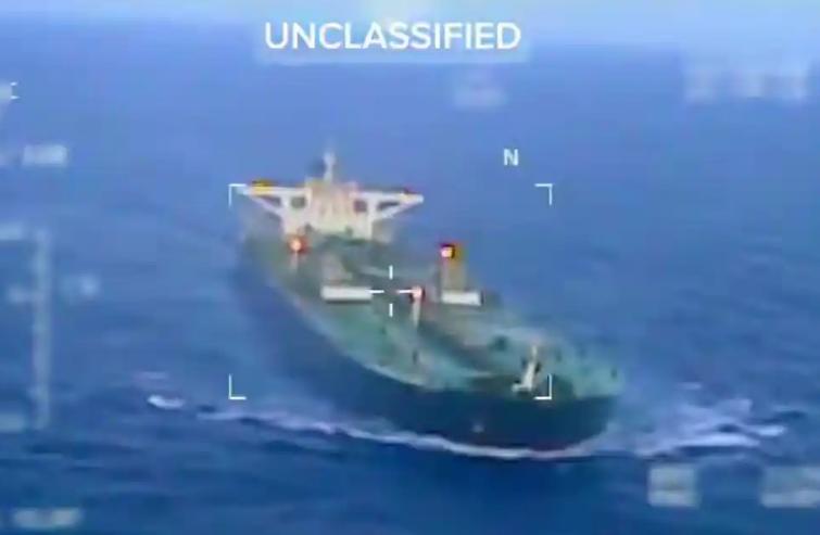 昨晚饭局，一位刚离职的国际海事律师喝多了说：“美国扣中国油轮，恰恰是它心虚到只剩