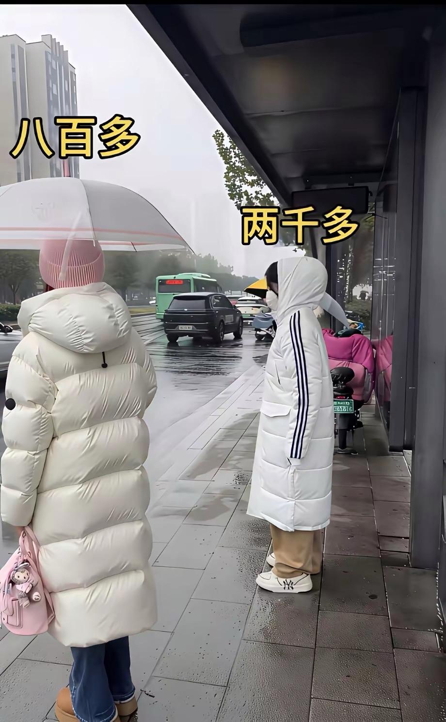 铁汁们瞅这俩羽绒服！左边八百多，右边两千多，往公交站一戳，那蓬松度、版型就不是一
