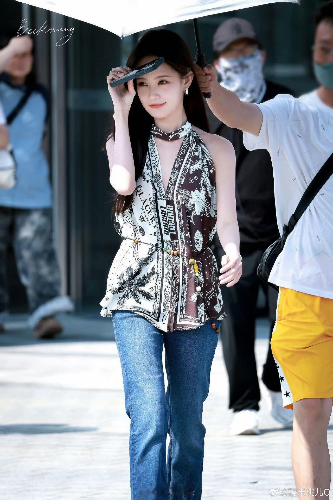 家人们！刷到李一桐美人余造型这事儿真给我整乐了——俩剧造型师怕不是共用了“好看模