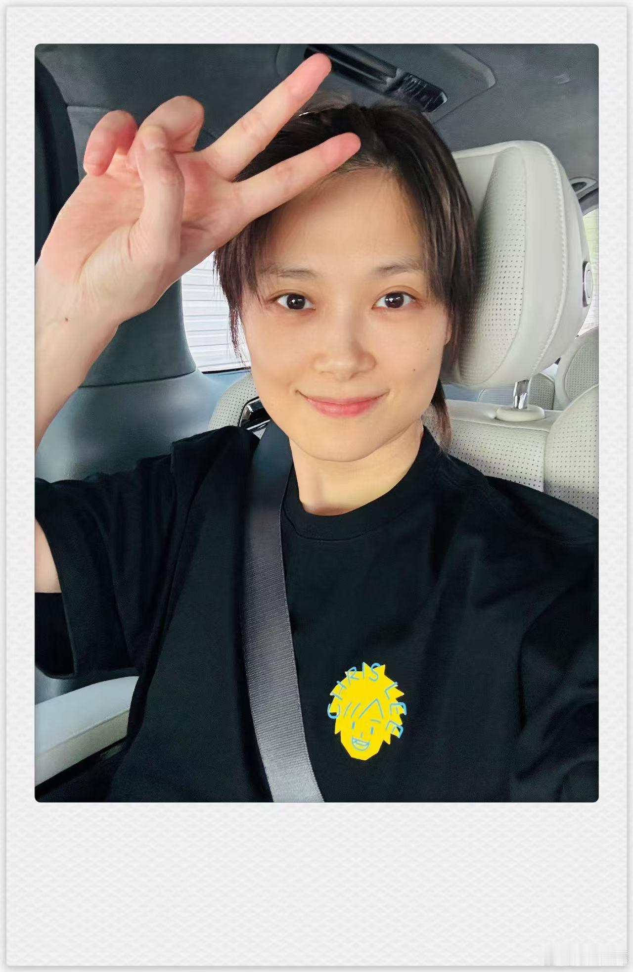 肖战给李宇春北京演唱会送花篮李宇春演唱会北京收官场收到好友送来的花篮，祝愿整场