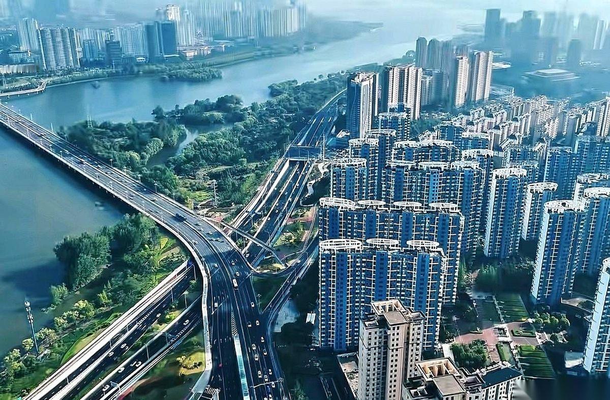 真的，有时候看数据比看电影还刺激。就说临沂吧，天天喊着要冲全省前三，那股劲儿，