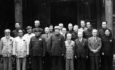 据方志纯回忆，1937年10月间，方志纯来到了延安。到延安后不久，方志纯被分配到