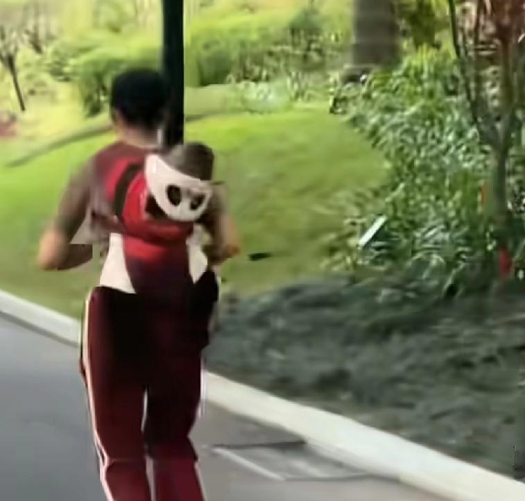 广西南宁一个公园内，有人看着一位父亲，背着自己的孩子在跑步更可笑的是，孩子竟然