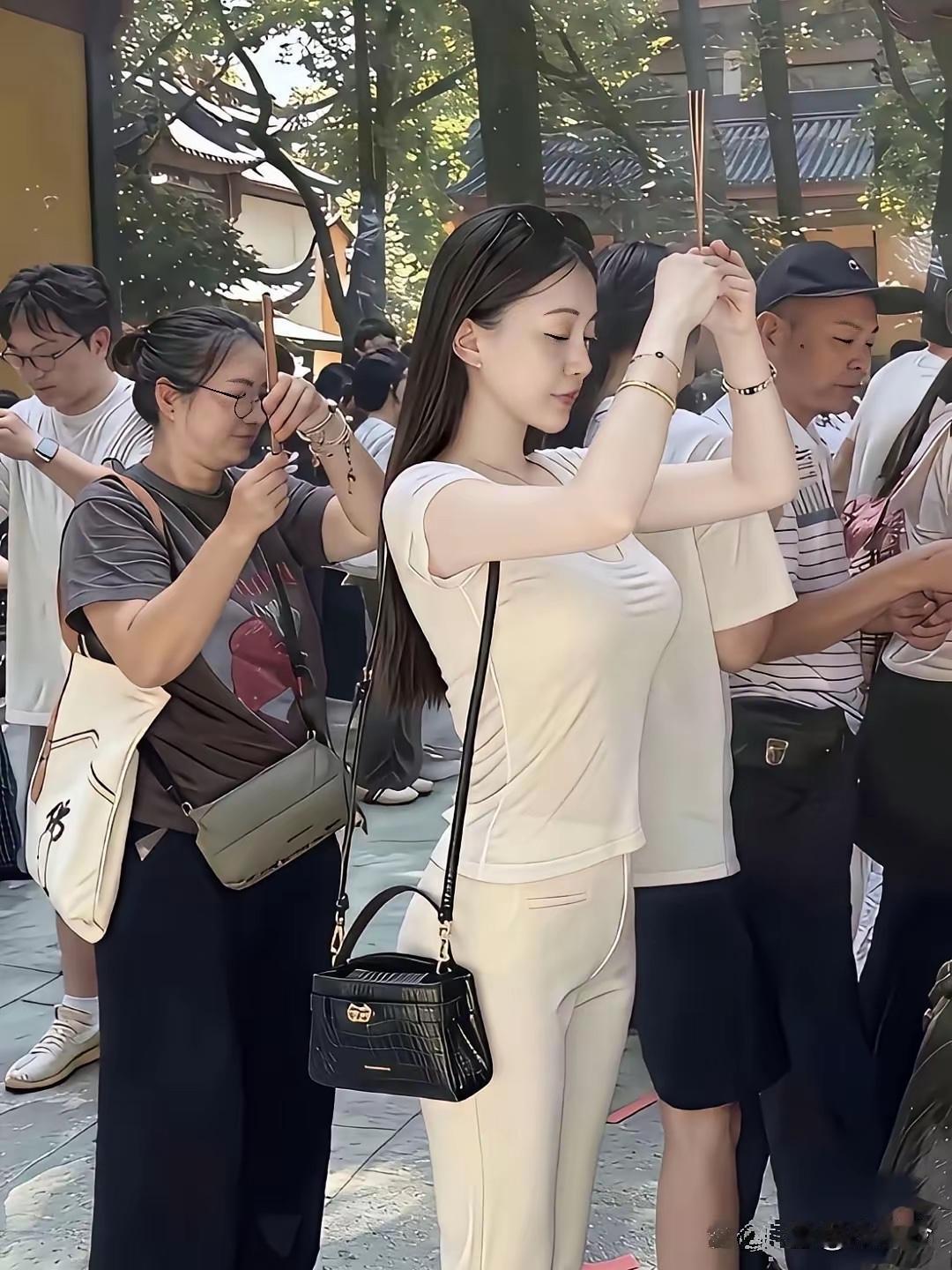 如果有这样的条件烧香、拜佛、求佛求什么呢？看这位美女，论条件：颜值、气质、身