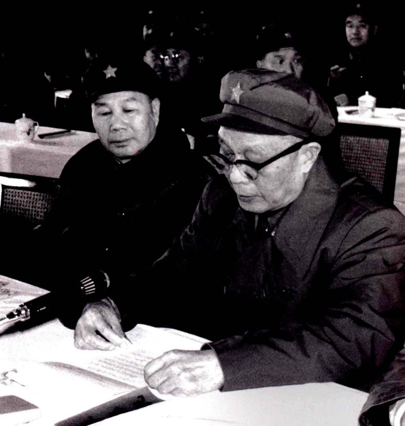 福州军区政委李志民在讲话，旁边是福州军区司令员杨成武。两位都是开国上将，都是为国