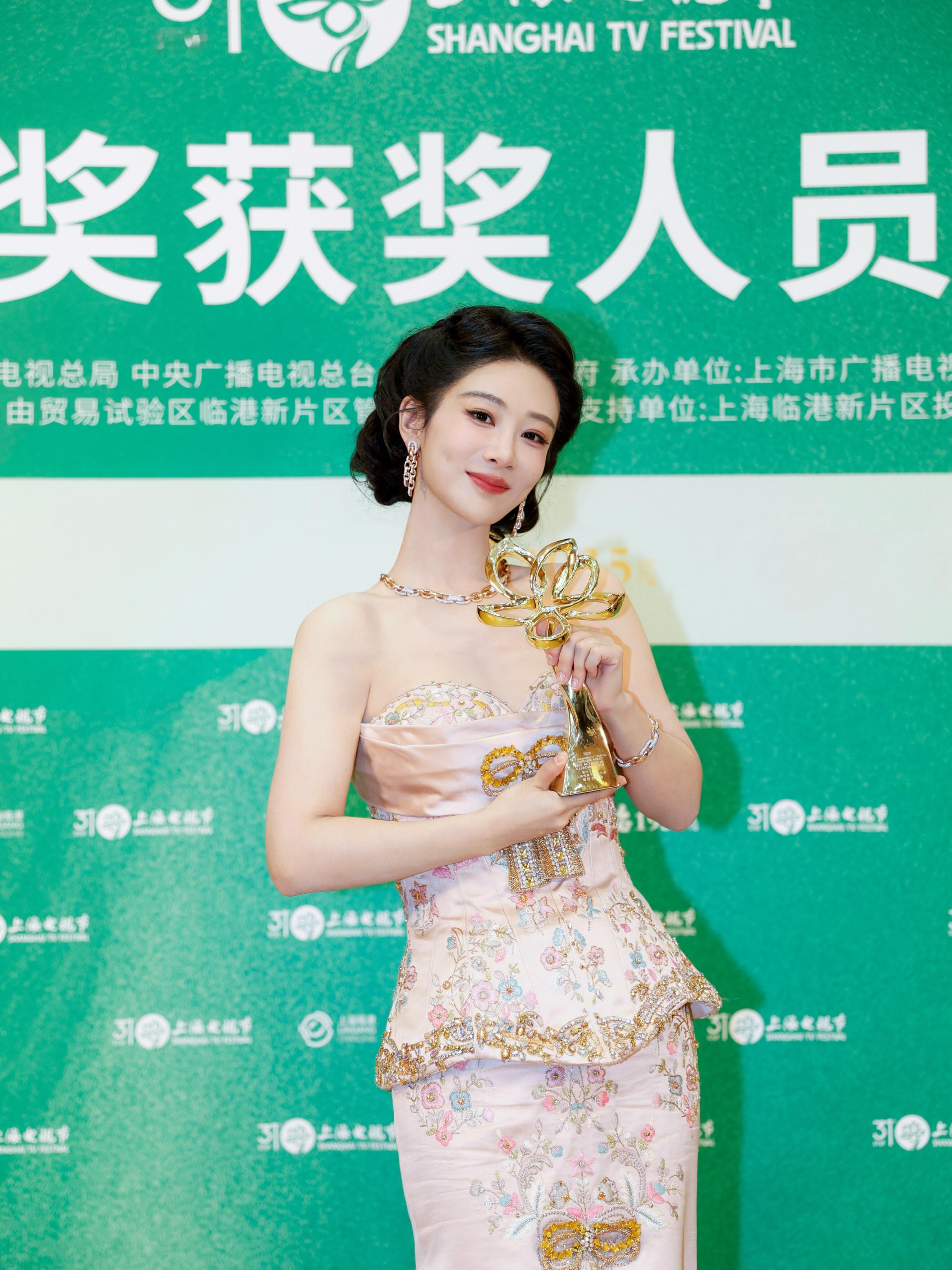 只知道视后杨紫祖海2026内娱首穿，被多个官号秒认领实在是没吃过高定