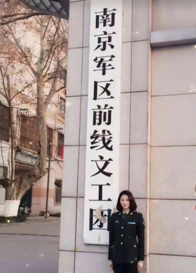 2016年年初，南京一处老军营大门口，一块牌子下站着一个穿军装的年轻女人。她没有