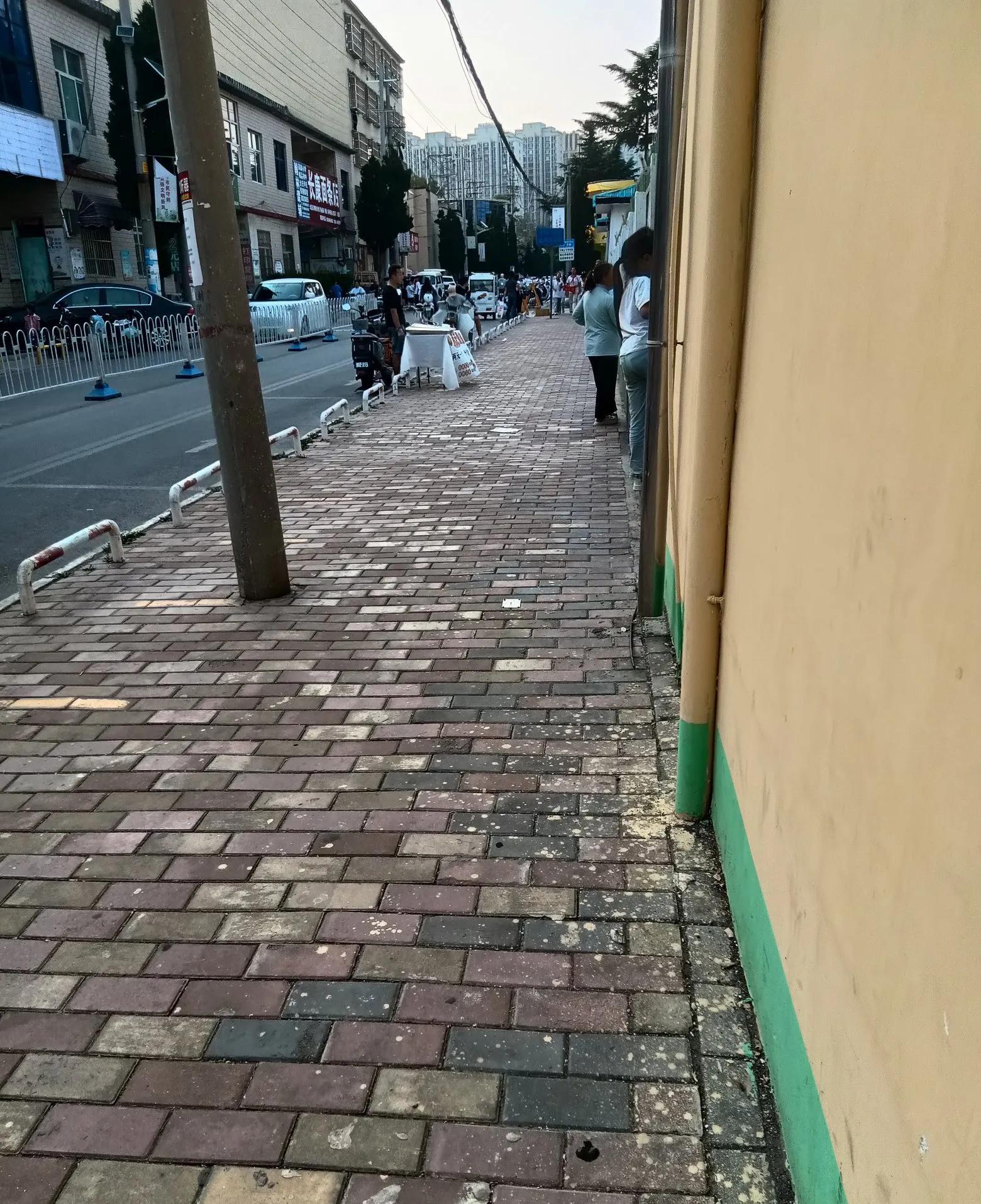 “可怜之人必有可恨之处！”昨天，我在家附近的公园目睹了一幕令人唏嘘的场景。