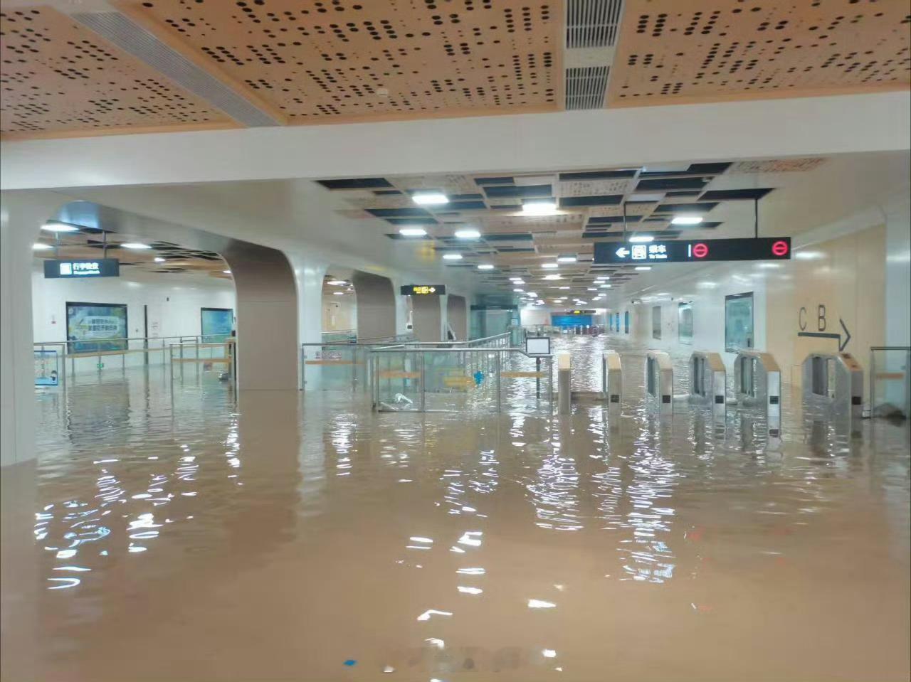 郑州地铁这么大雨吗？不仔细放大看我还以为游泳馆呢🥲祝平安[作揖]