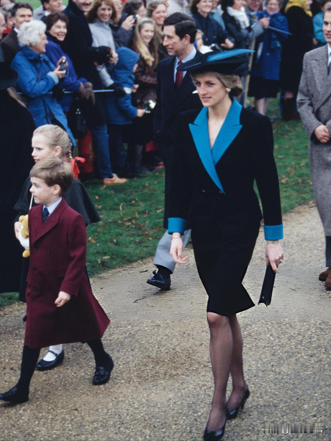 谁懂啊！80年代戴妃的圣诞穿搭太绝了王室圣诞穿搭总给人严肃感？戴妃直接打破刻