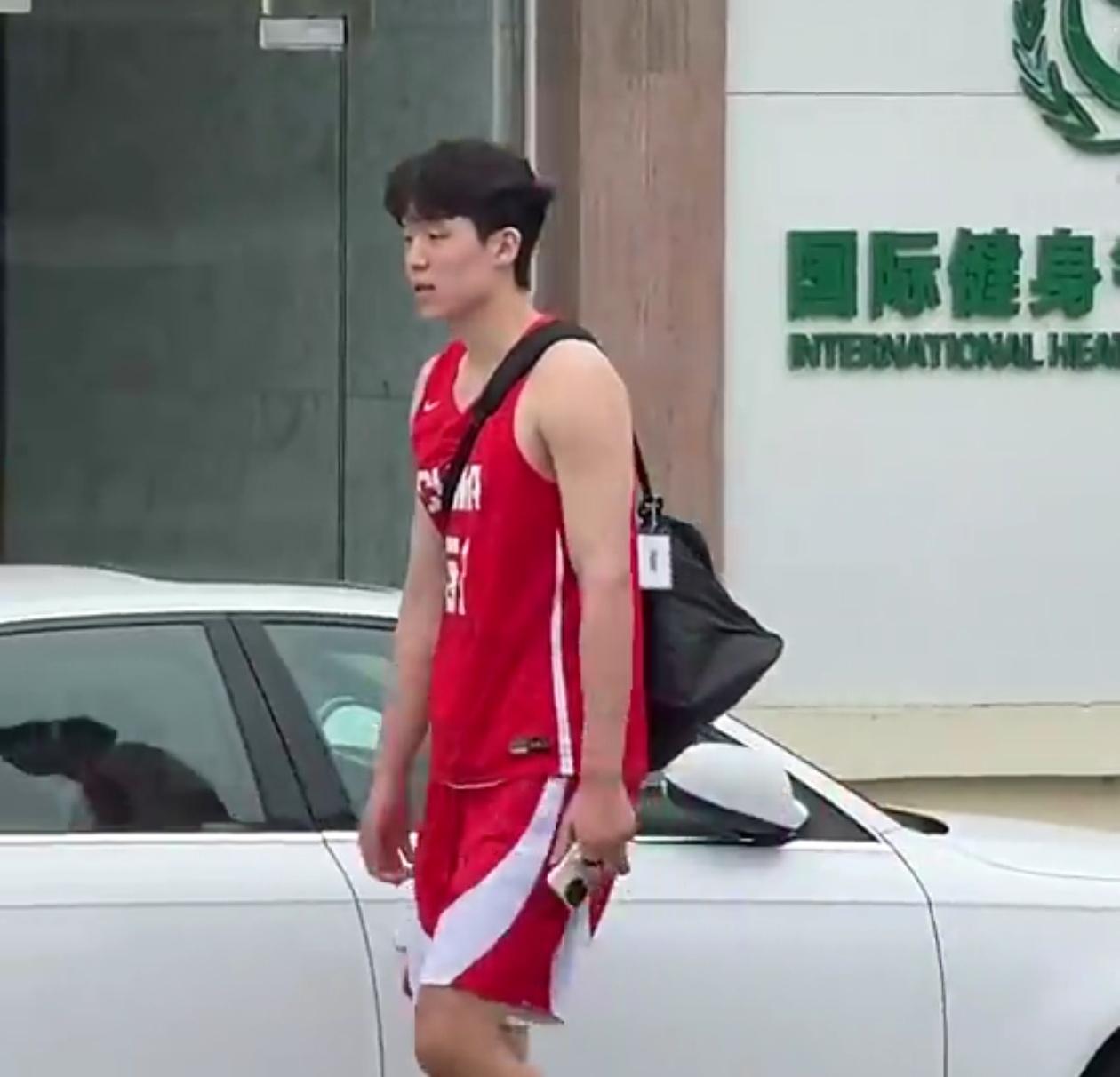 中国男篮集训，杨瀚森看起来比胡金秋还瘦！在网友拍摄的最新中国男篮集训视频中可