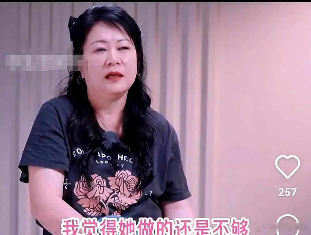 李嘉格妈妈的不满，早已昭然若揭：女儿凭借婚姻实现阶层跨越，却没能让娘家人跟着“鸡