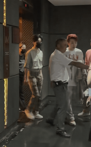 陈楚生永远被爱包围花生送他上班再接他下班然后大声合唱“生日快乐”歌送祝福