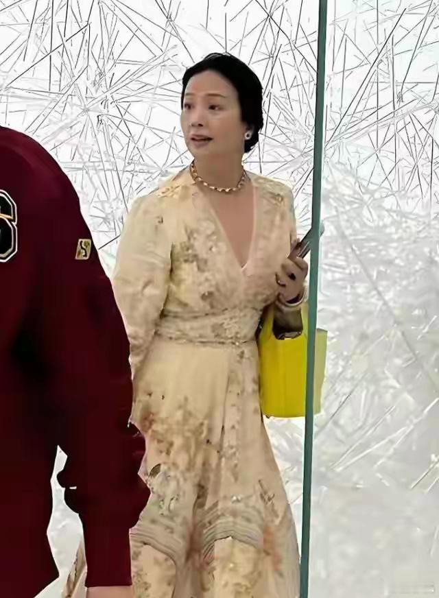 1.刘亦菲妈妈特意给她开了个宣传公司，只服务她一个人，所以几乎看不到她的黑通稿，