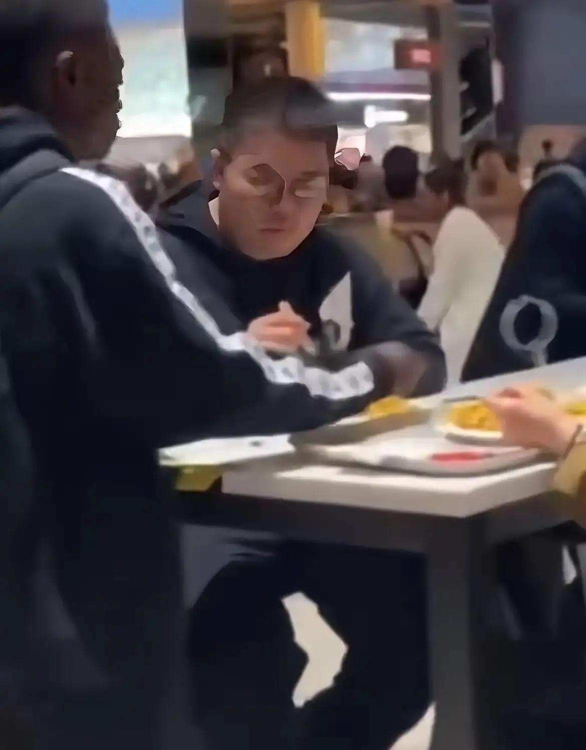 12月6日，一对情侣在英国餐厅吃饭，突然一名黑人男子走过来，直接徒手拿了男生盘子