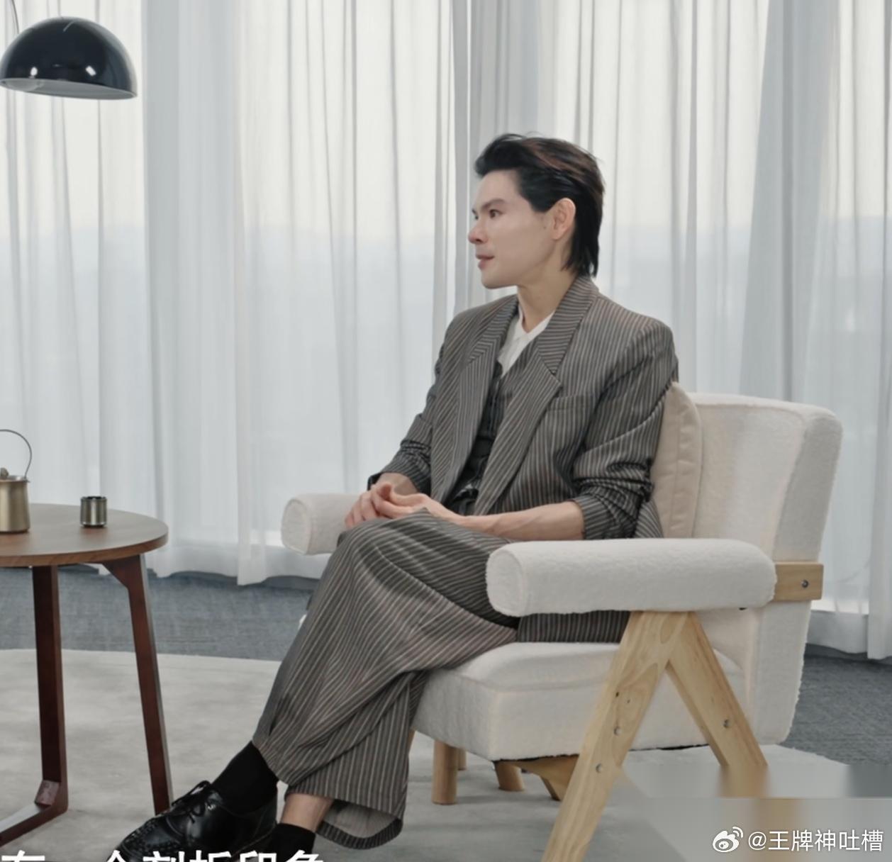 一个人的嘴巴或许会撒谎，但是他的肢体语言绝对藏不住不知道大家发现没，向佐这次接