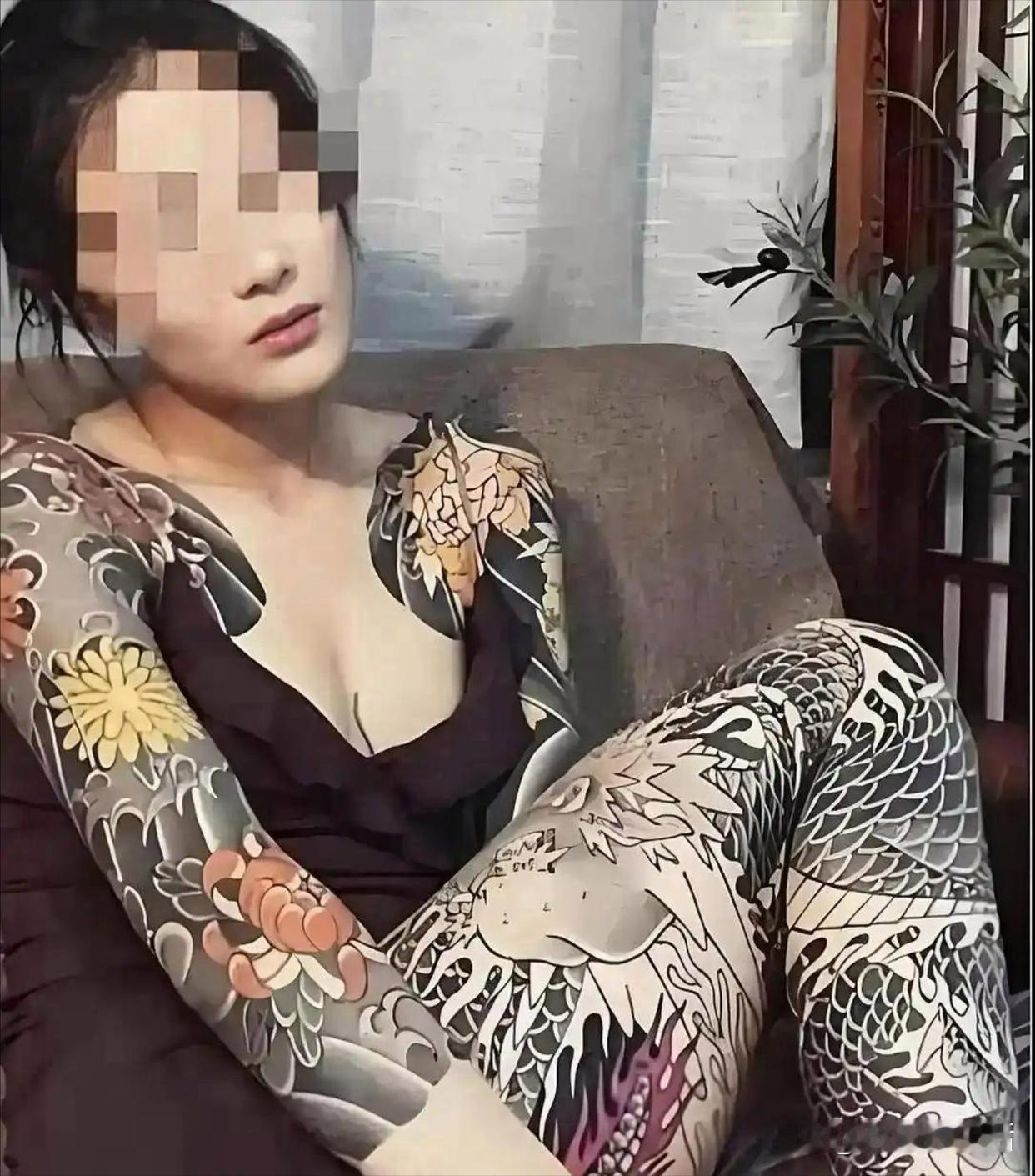 据说这个女士已经成家了，是受到闺蜜的说教，打气鼓励，最后背着老公花了四万块钱纹了
