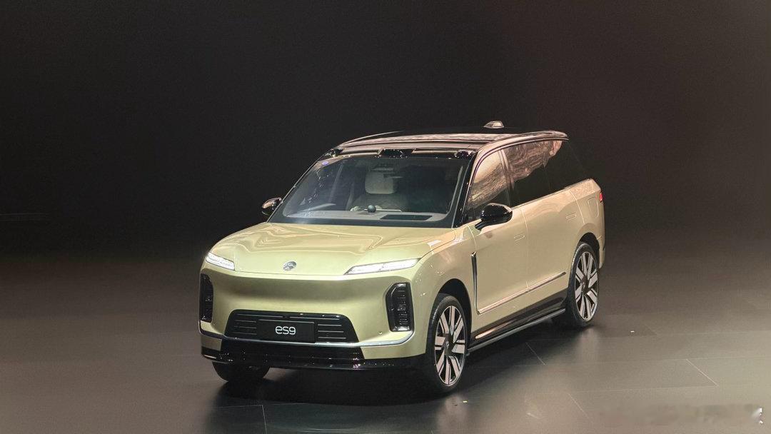 给打算定蔚来ES9的朋友奉上唯一一盆冷水，这台车的尺寸确实有点儿“可观”，车宽都