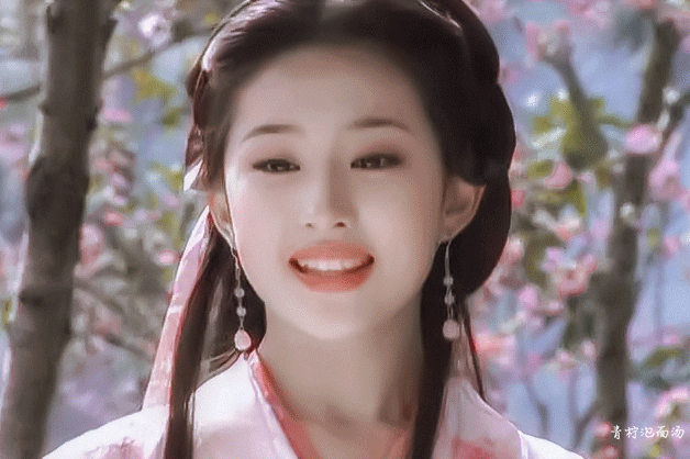 刚刷到lv秀场外的视频有男粉冲着刘亦菲喊万岁上次的“刘亦菲倾国倾城”也是巴黎留