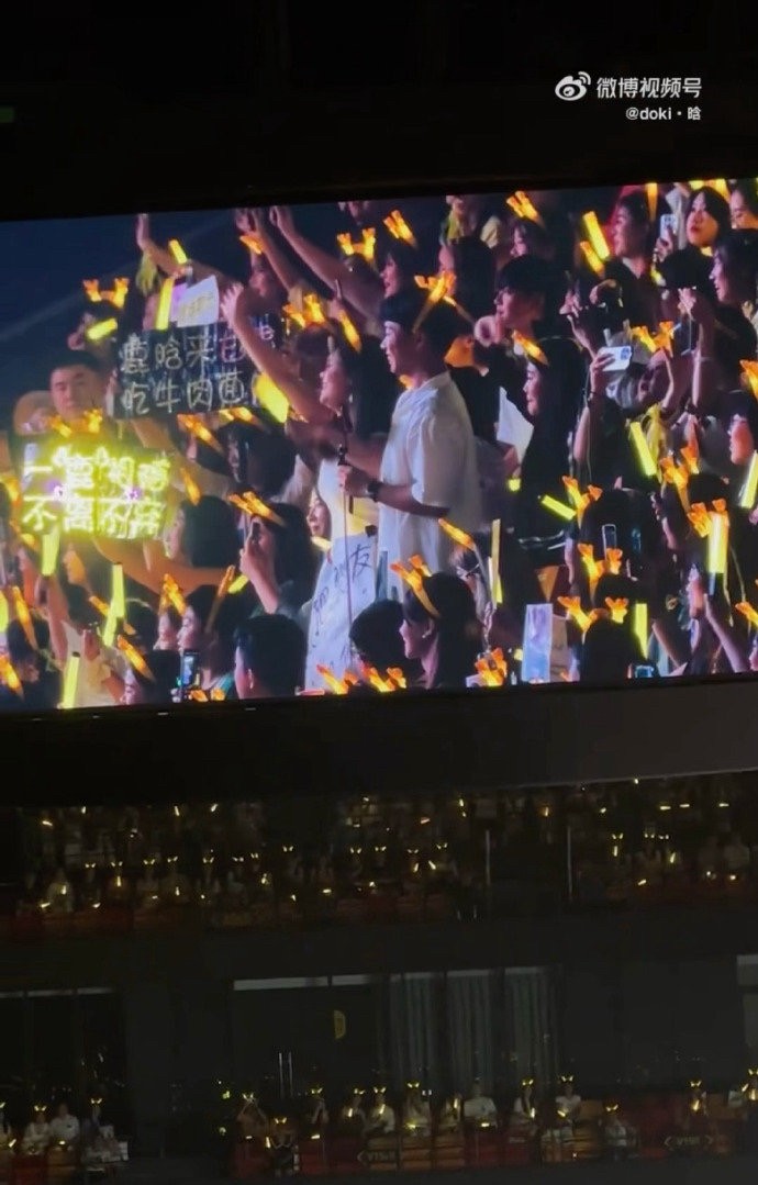 2025年7月4日晚，鹿晗青岛演唱会超有料！有粉丝举着“鹿晗我把男朋友带过来见你