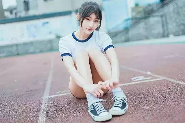 笑一笑:女子半夜在洗澡，突然房间进来一个小偷，小偷听见浴室里喊道：“我洗好了，你