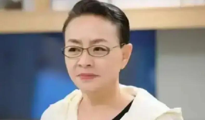 英达求见孙子被拒第7年巴图直播卖锅，单场进账120万。弹幕飘过“你爸在台下