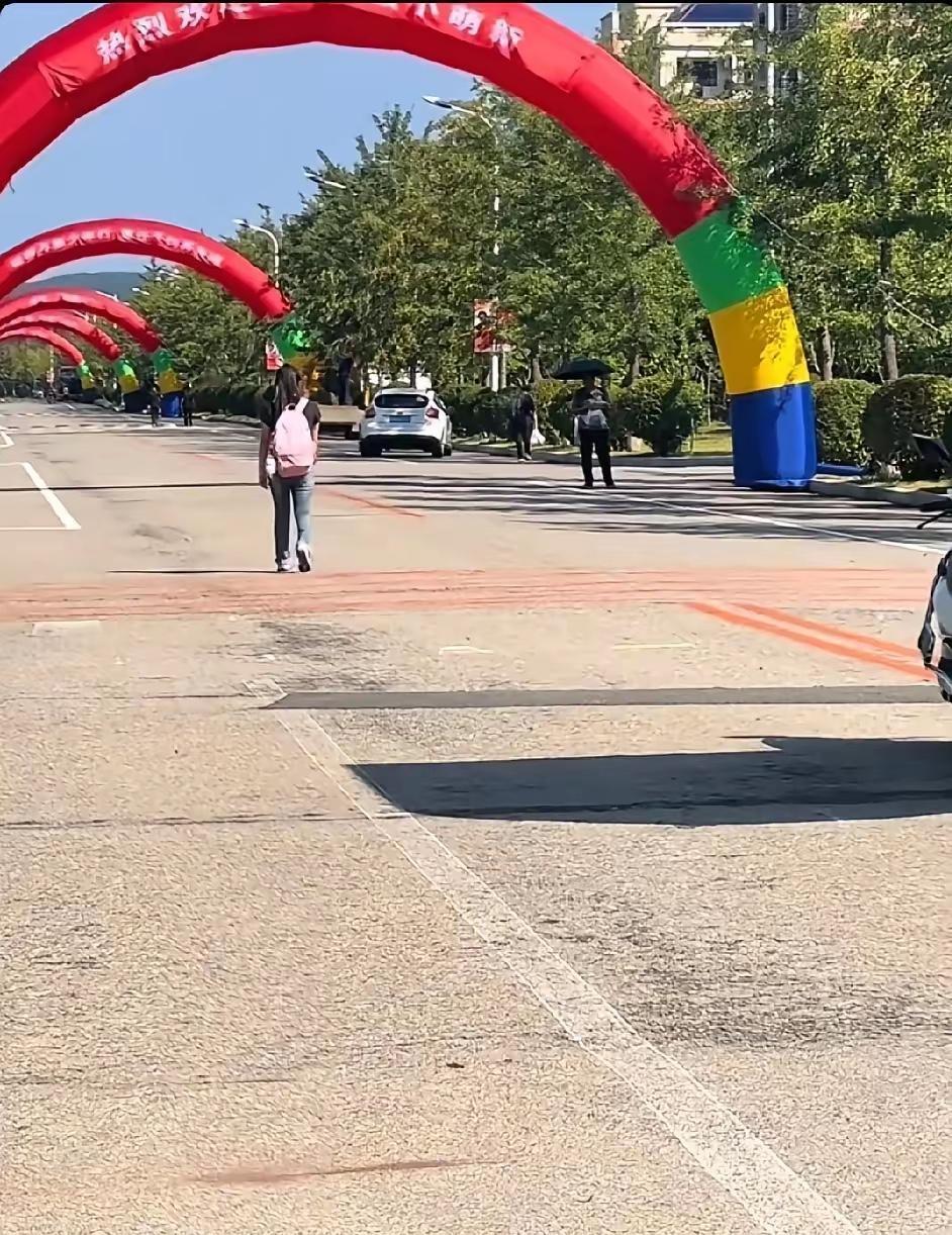 女儿考上了国防科技大学，爸爸把她送到校门口。看着女儿向学校走去的背影，爸爸知道她