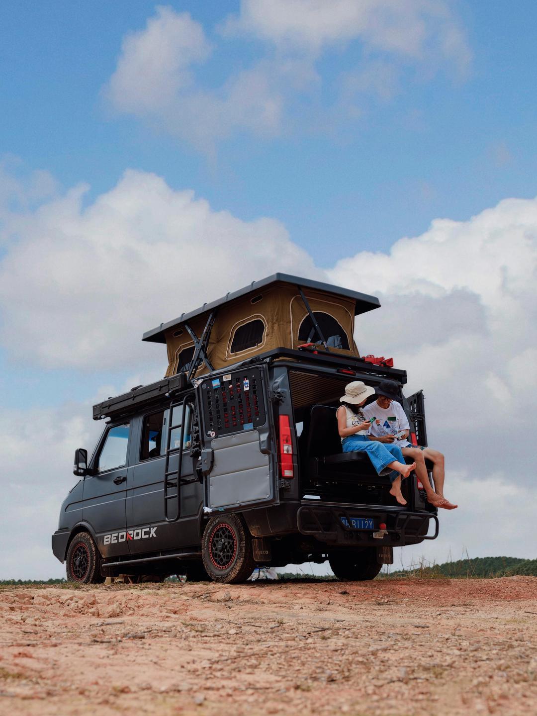 房车这玩意儿，真不是给老百姓准备的。你别看网上照片拍得挺美，蓝天白云，车内沙发