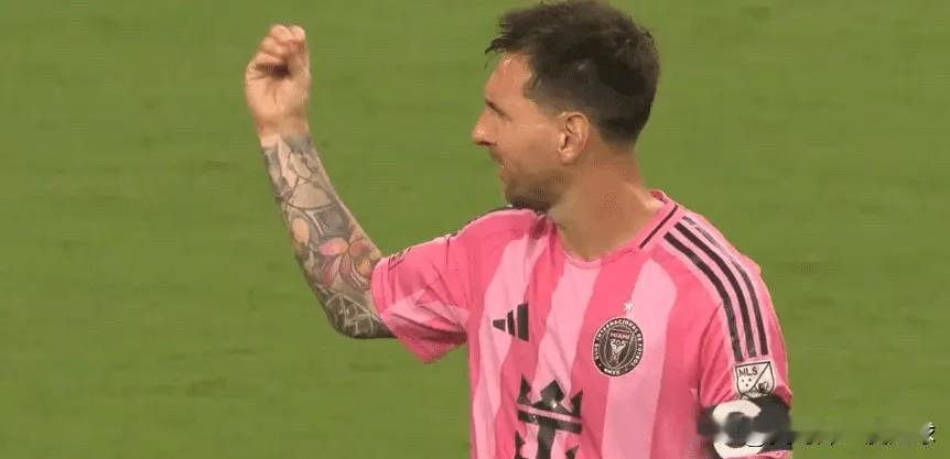 ❤️球迷唱起阿根廷助威歌喊话：尊重我们！梅西从球场另一端走来，一个动作回应