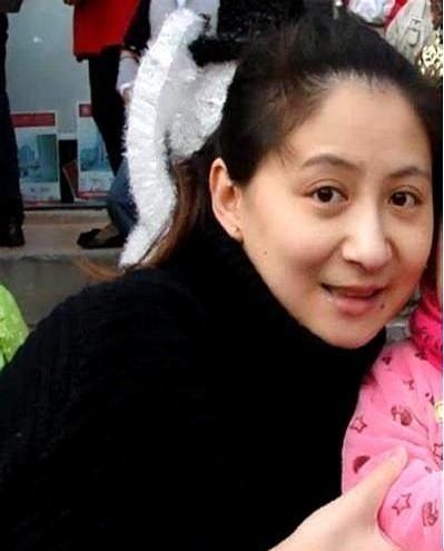 赵本山捧了她十几年，愣是没捧红。在娱乐圈里，总有那么些故事让人琢磨不透。赵本山