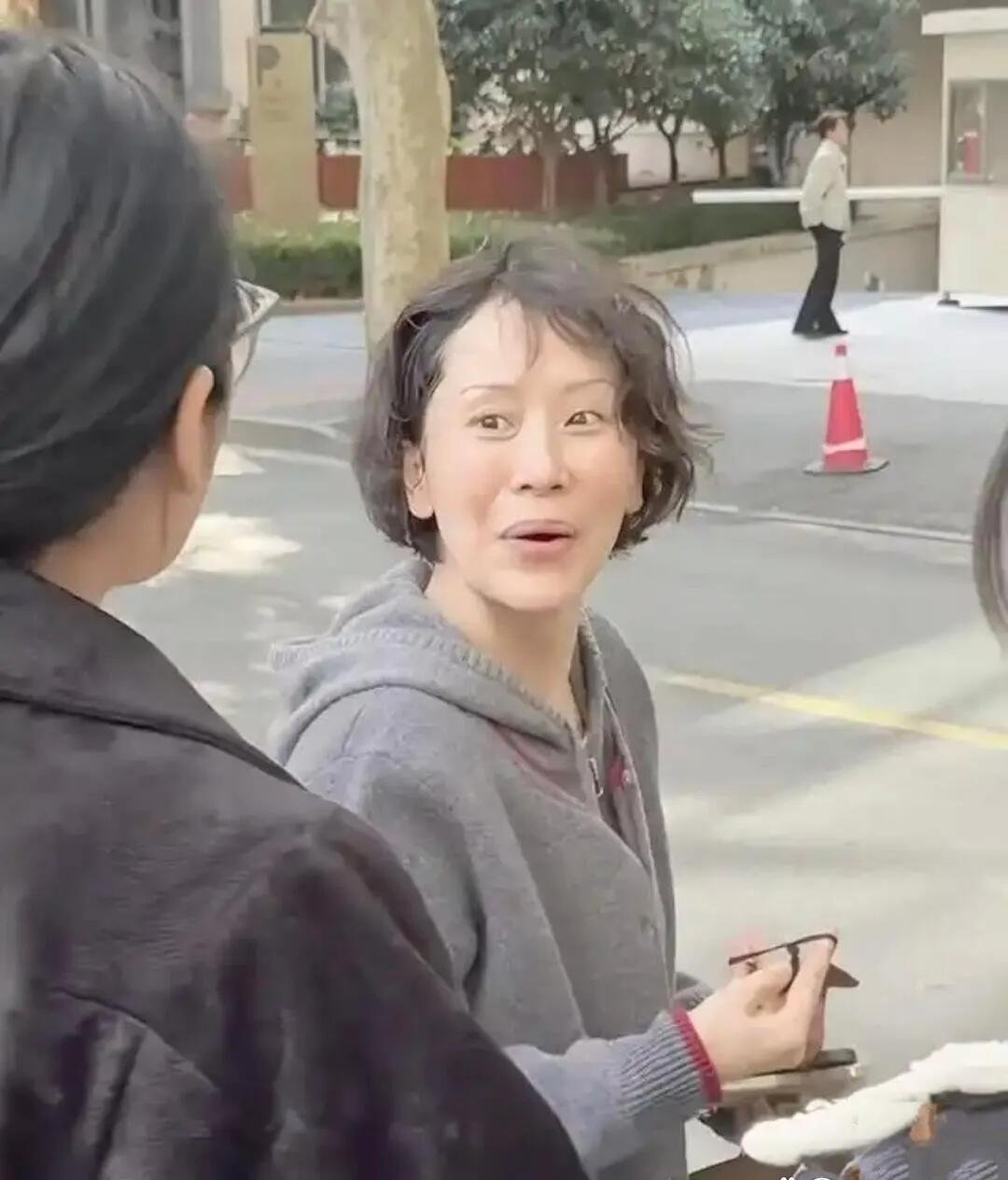 上海偶遇海清，素颜尽显真实中年状态网友上海街头偶遇47岁海清✨。离开镜头滤镜，素