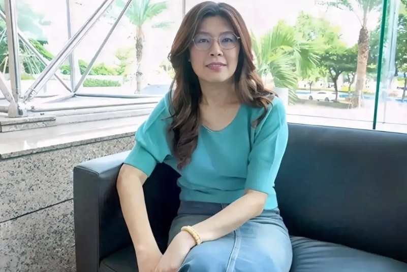 郑丽文女士祖籍云南，今年56岁，本科毕业于台湾大学法律系，硕士毕业于美国费城坦普
