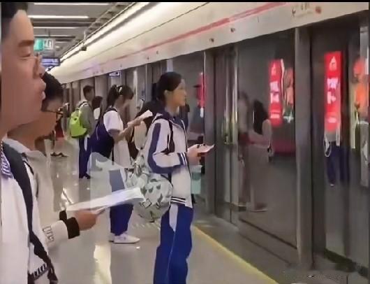 看到中国的学生在车上，在回家的路上做功课，写作业，老外们破防了，美国网友说，20