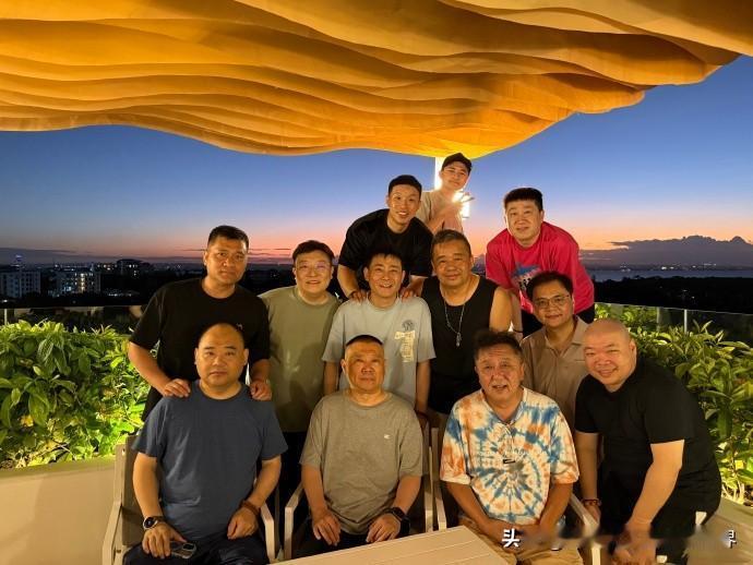 德云社合影座位安排重要吗？一张离开南非约翰内斯堡的合影照，被部分网友按照座位远近