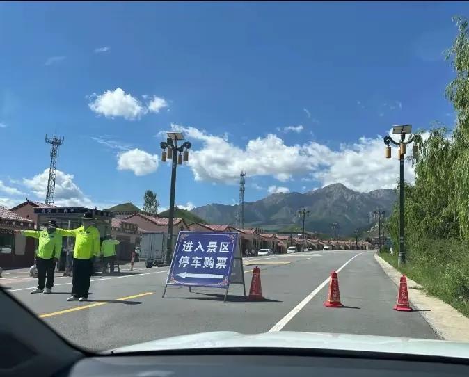 从这个公路过，要收买路钱，每人300元，一个不能少！交通部门已下达整改！在张