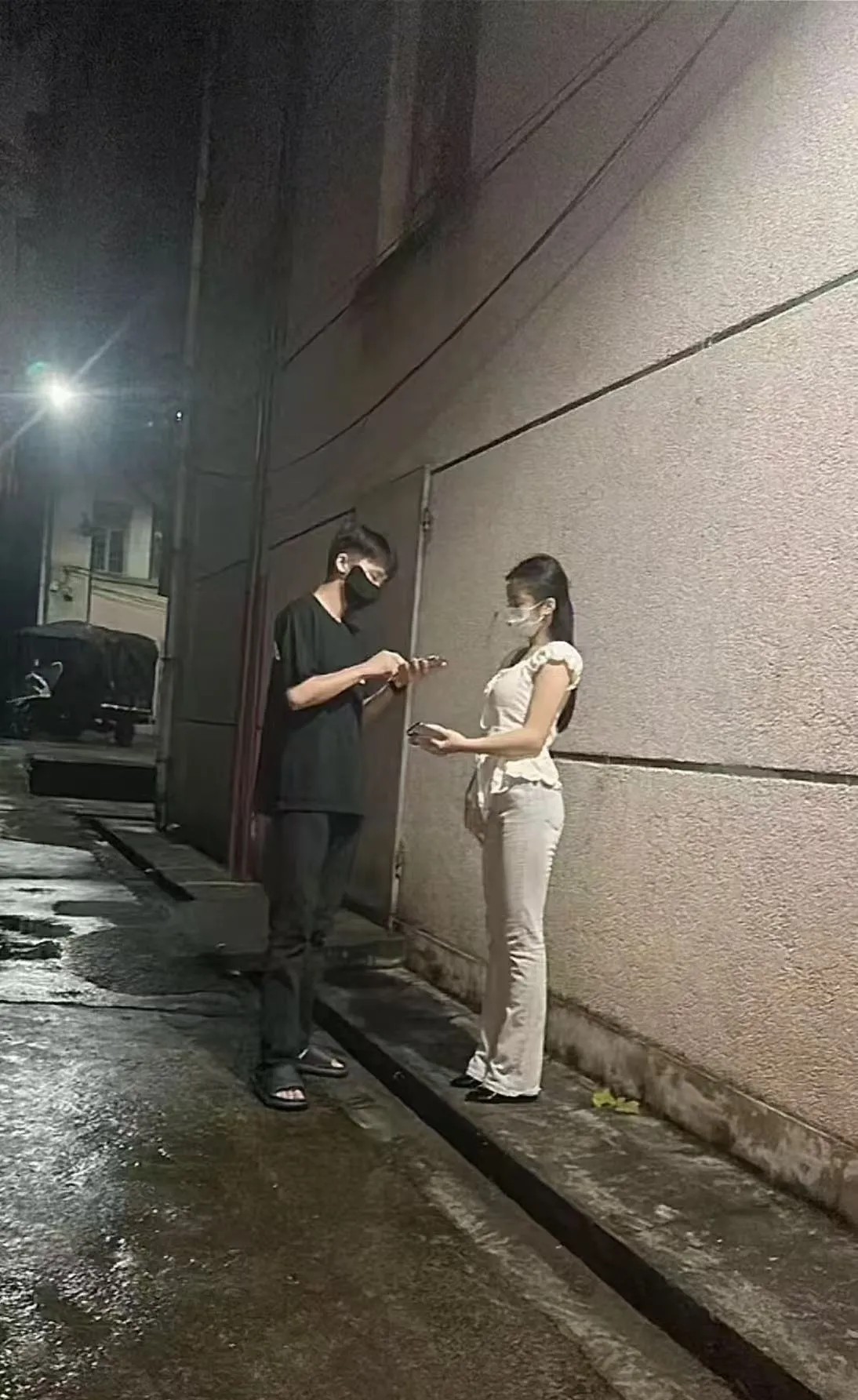 还是长的帅吃香呀！晚上路边小伙一下子就搭上一个美女，没聊两句加微信了！