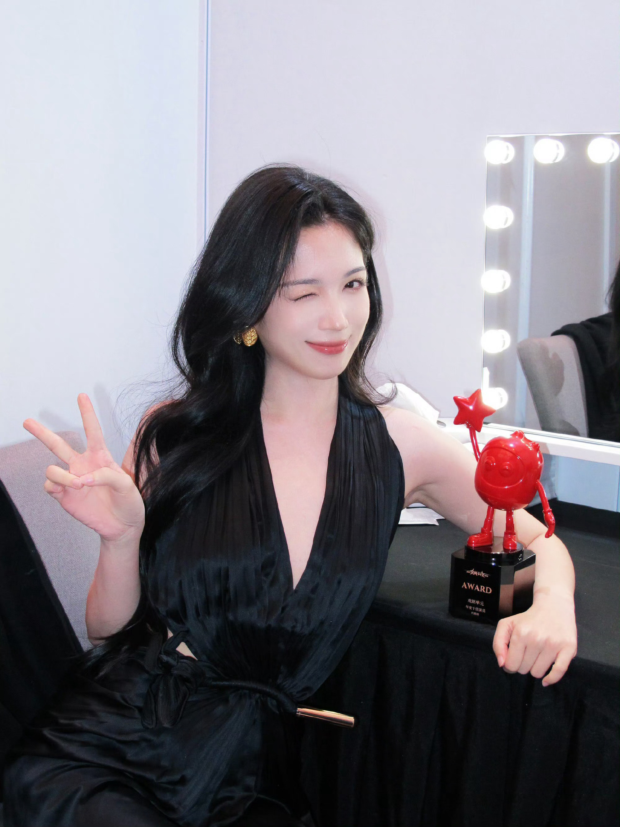 真的很为你骄傲!祝福代露娃在演员的道路上越走越远，未来我们会一起见证你闪耀的样子