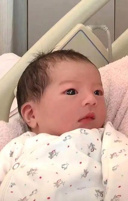 郭富城三胎女儿真漂亮，和郭富城长得真像，尤其是那高鼻梁和大大的眼睛，和郭富城一模