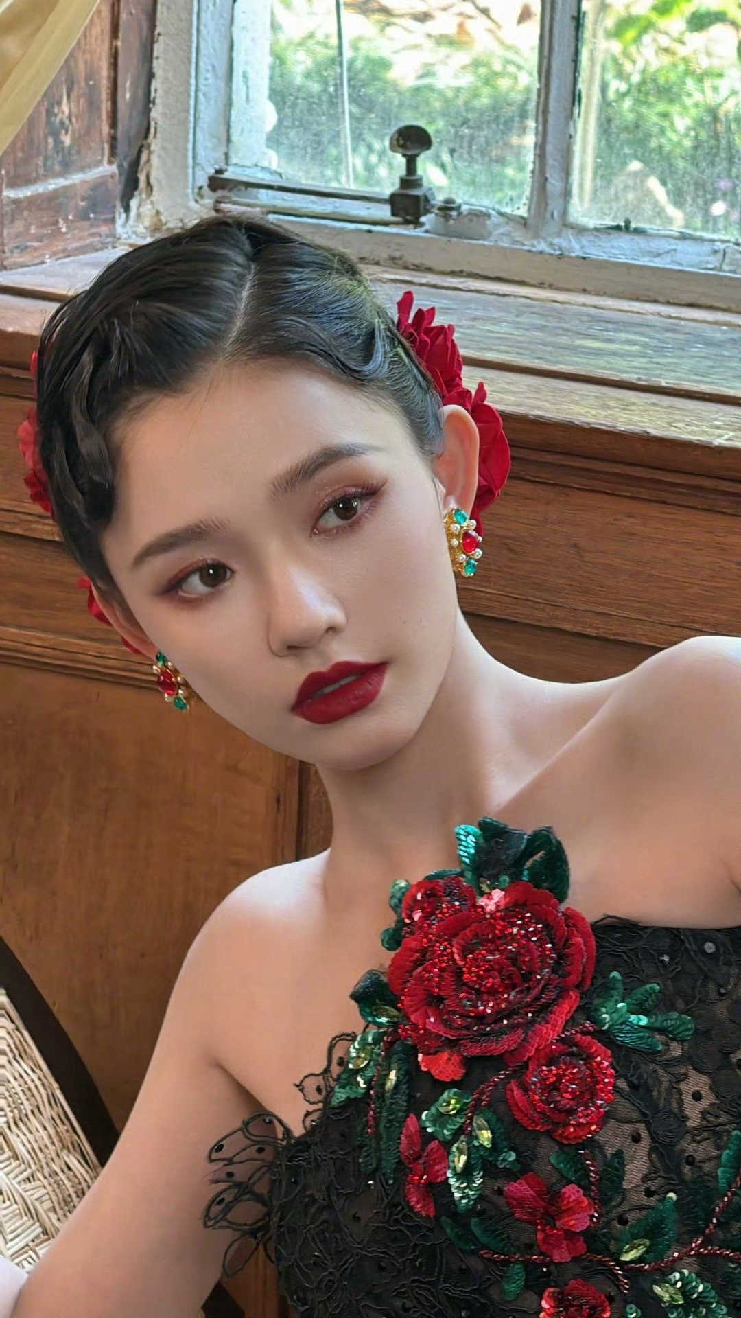 林允|黑丝绒玫瑰礼裙｜复古古堡里绽放的暗夜红玫瑰🌹