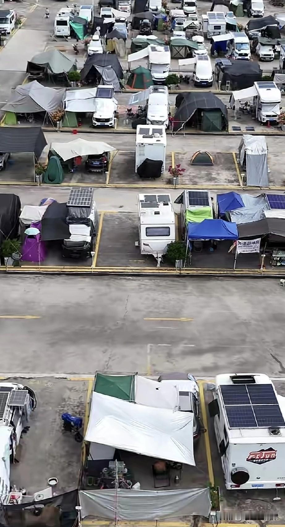 有一位在酒店当经理的朋友说，现在酒店的生意没有以前好，很多福利也取消了，他打算辞