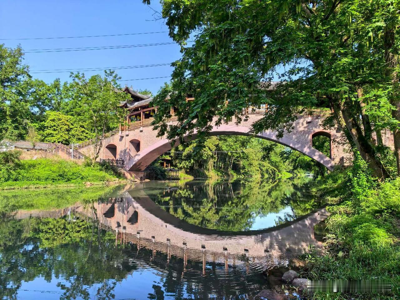 在富人的婚恋里，彩礼压根不是事儿。要是男方有钱，女方连主动提彩礼都不敢，就算男方