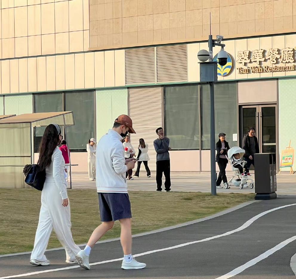 乒乓球奥运冠军马龙今日被路人偶遇，与妻子夏露一起闪现广州。昨日是马龙妻子夏露生日