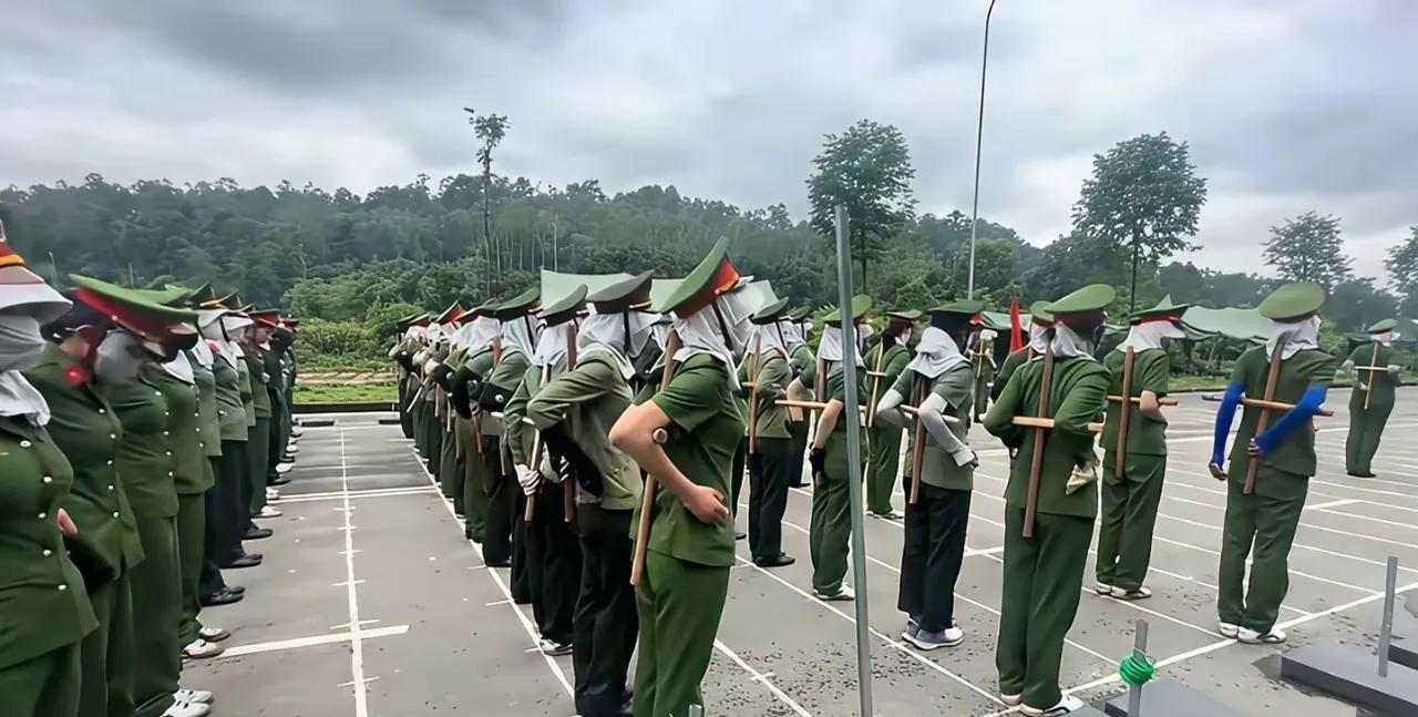 越南士兵苦练阅兵，可以看出越南的军事真不咋的。举办一场国家级的阅兵盛典，门面里