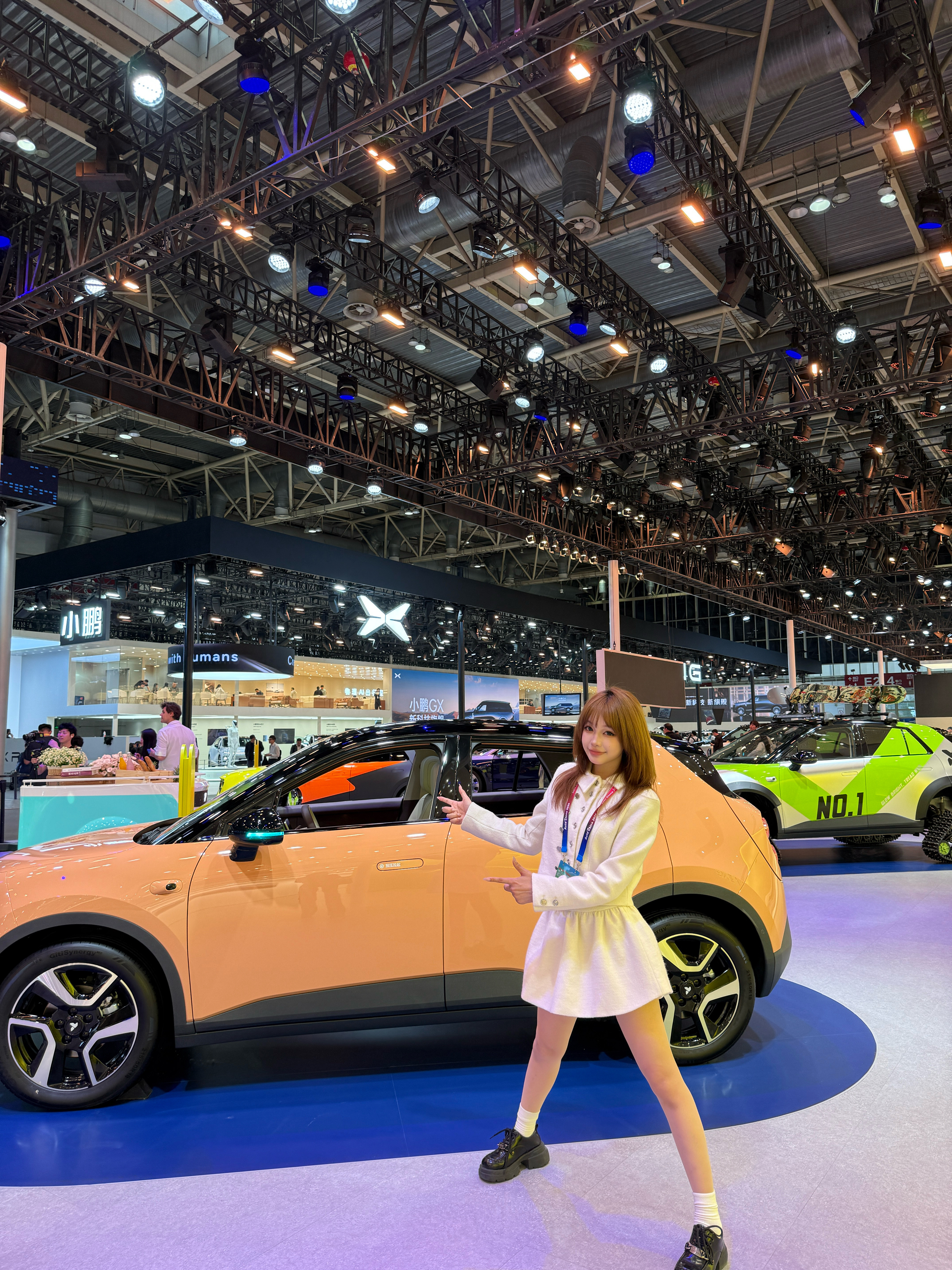 论拥有一个好拍照搭子有多重要！！这个车展就这样把俺的打卡照拍的又瘦又高