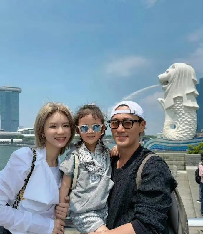 林峯老婆张馨月直播说自己很穷，称她现在的工作就是管好自己家庭，平时给网友们分享些