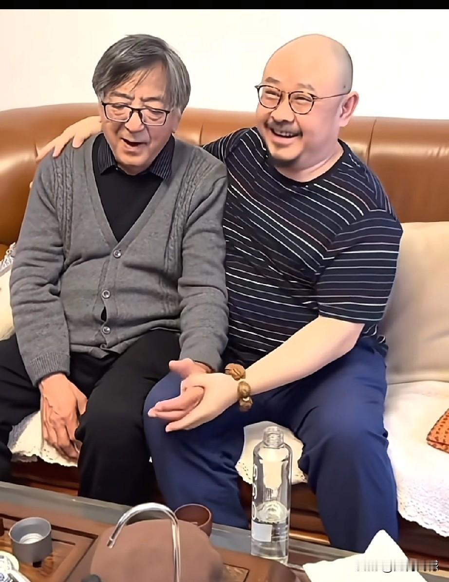 刀郎老师新疆演唱会结束之后，公开露面的画面，是亲自登门拜访新疆音乐家努斯来提瓦吉
