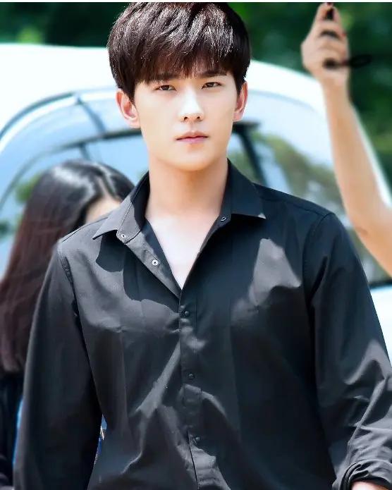 杨洋是很多粉丝心中的的男神粉丝们把他奉为男神的两大理由；杨洋的外型体态底子极
