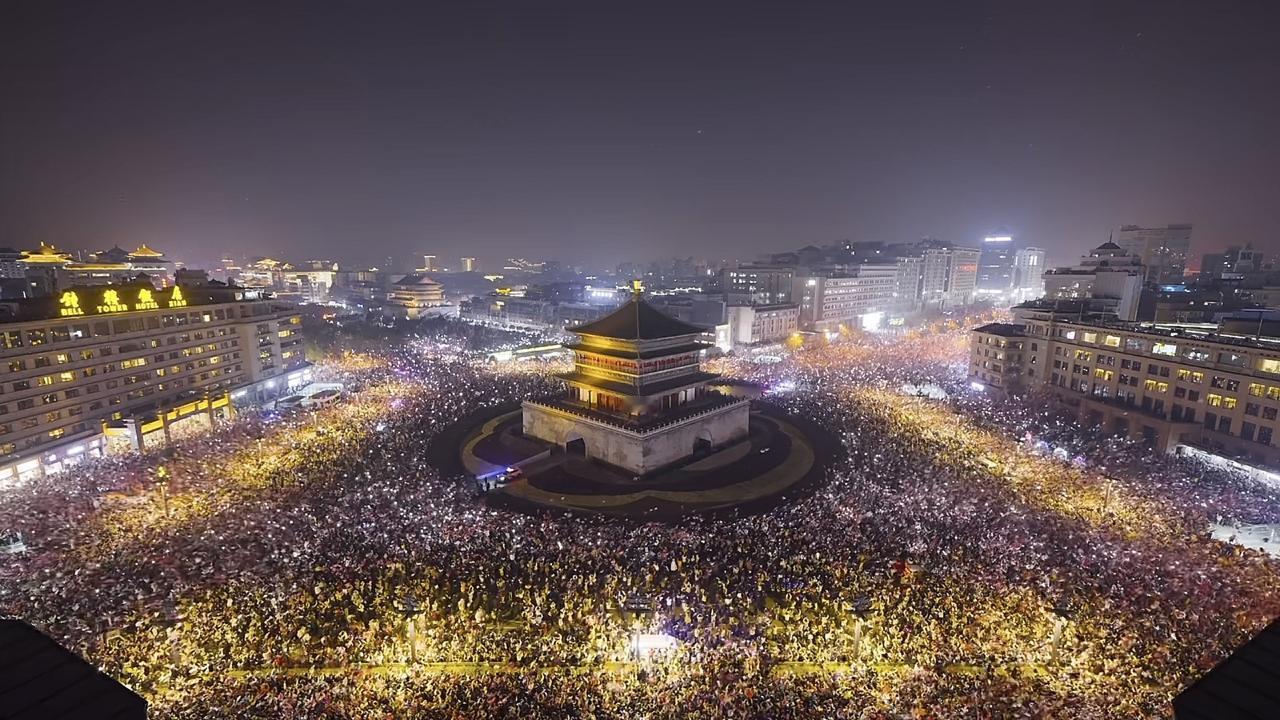 西安钟楼跨年夜管控冷清，毕竟要安全优先来取代往年的喧嚣。2025年12月31日