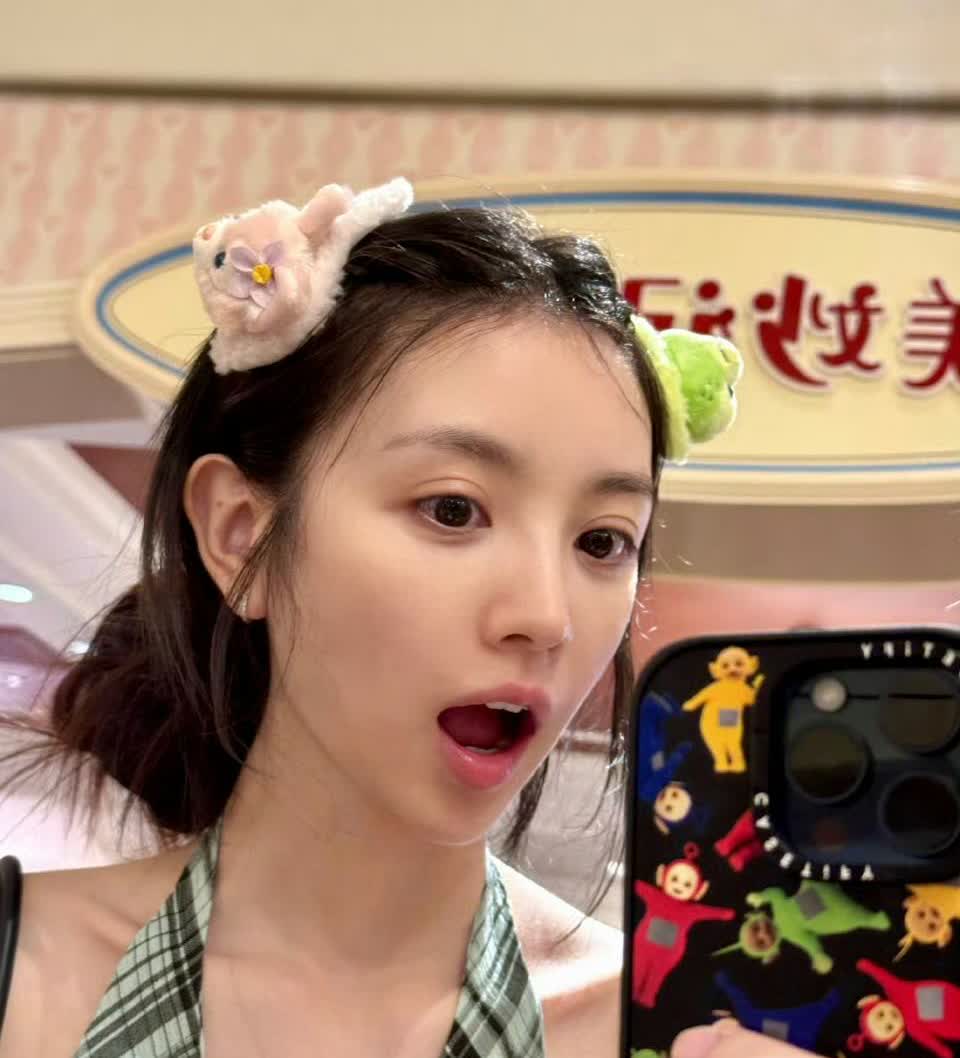 田曦薇在娱乐圈资源少，但是追求的人多这事很容易理解。就是单纯长得漂亮，素