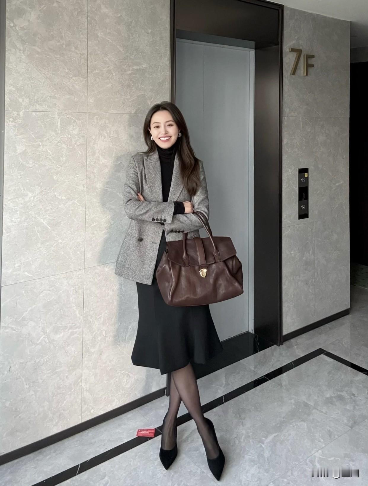 女性如何培养优雅的气质?日常仪态也很重要，走路抬头挺胸，坐姿端正，别弯腰驼背。我